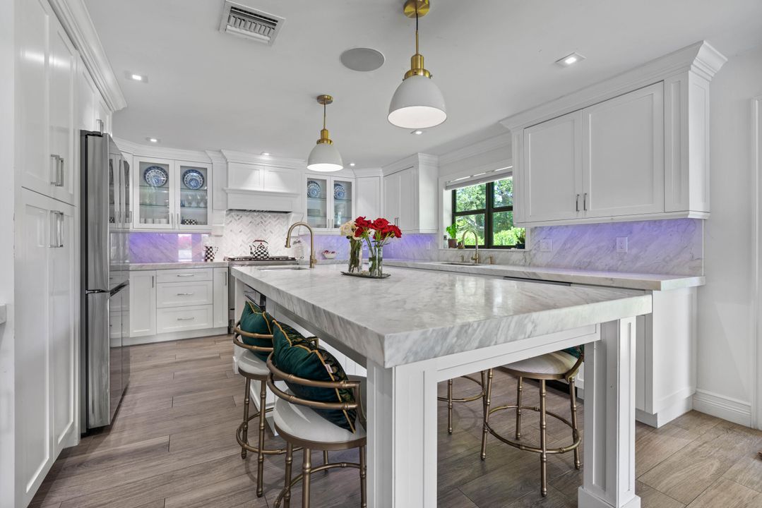 出租: $15,000 (4 贝兹, 3 浴室, 3192 平方英尺)