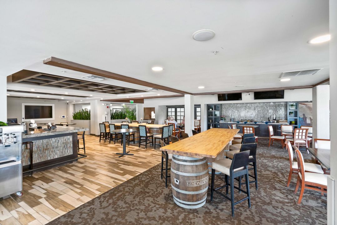 出租: $15,000 (4 贝兹, 3 浴室, 3192 平方英尺)