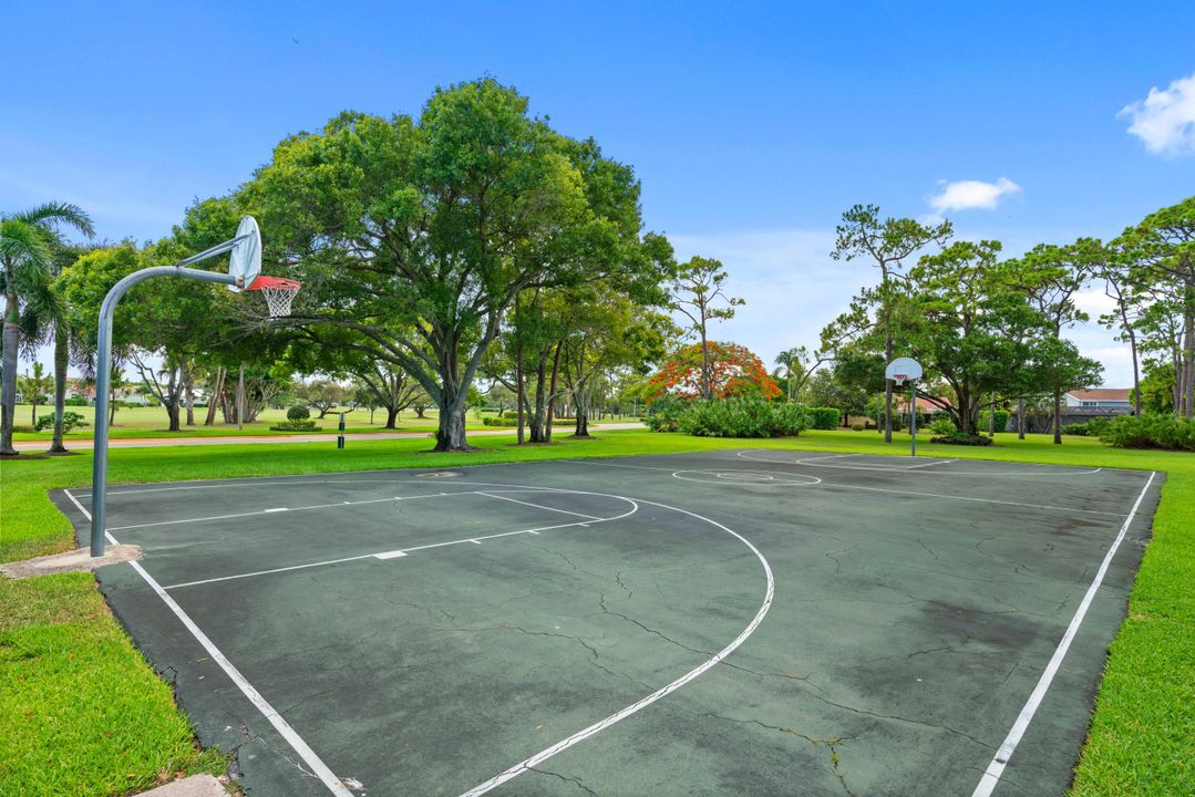 出租: $15,000 (4 贝兹, 3 浴室, 3192 平方英尺)