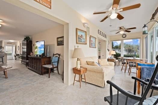 For Sale: $350,000 (2 beds, 2 baths, 1092 Square Feet)