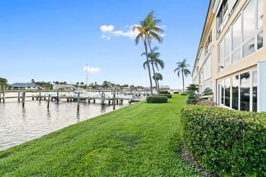 For Sale: $350,000 (2 beds, 2 baths, 1092 Square Feet)