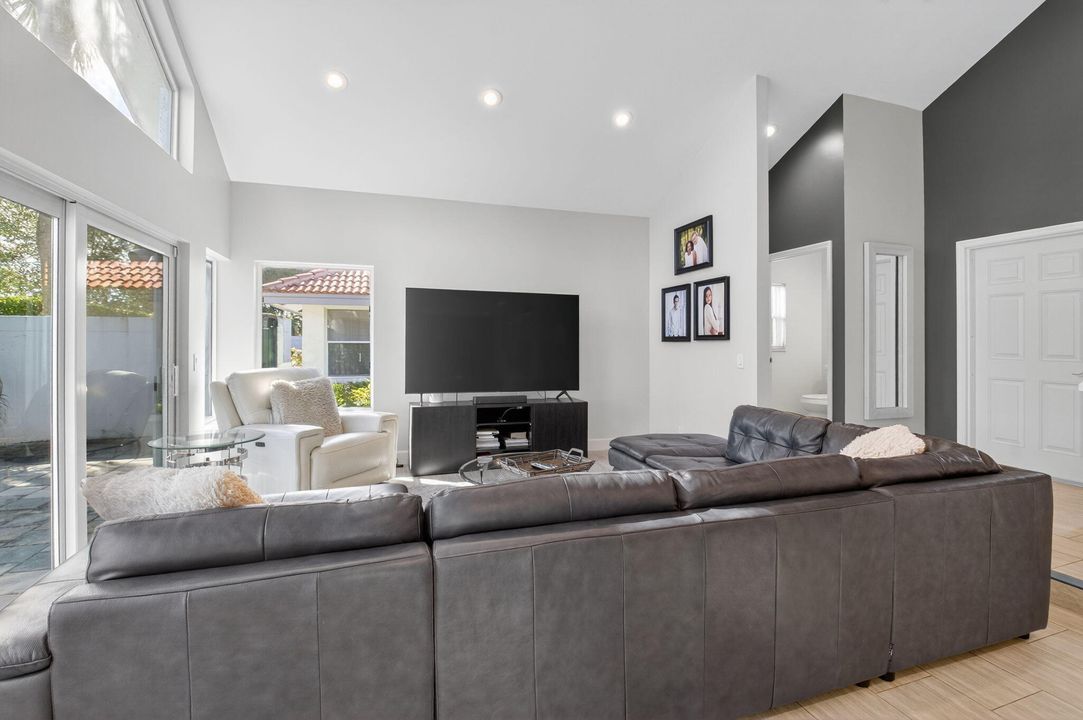 На продажу: $499,000 (3 спален, 2 ванн, 1949 Квадратных фут)