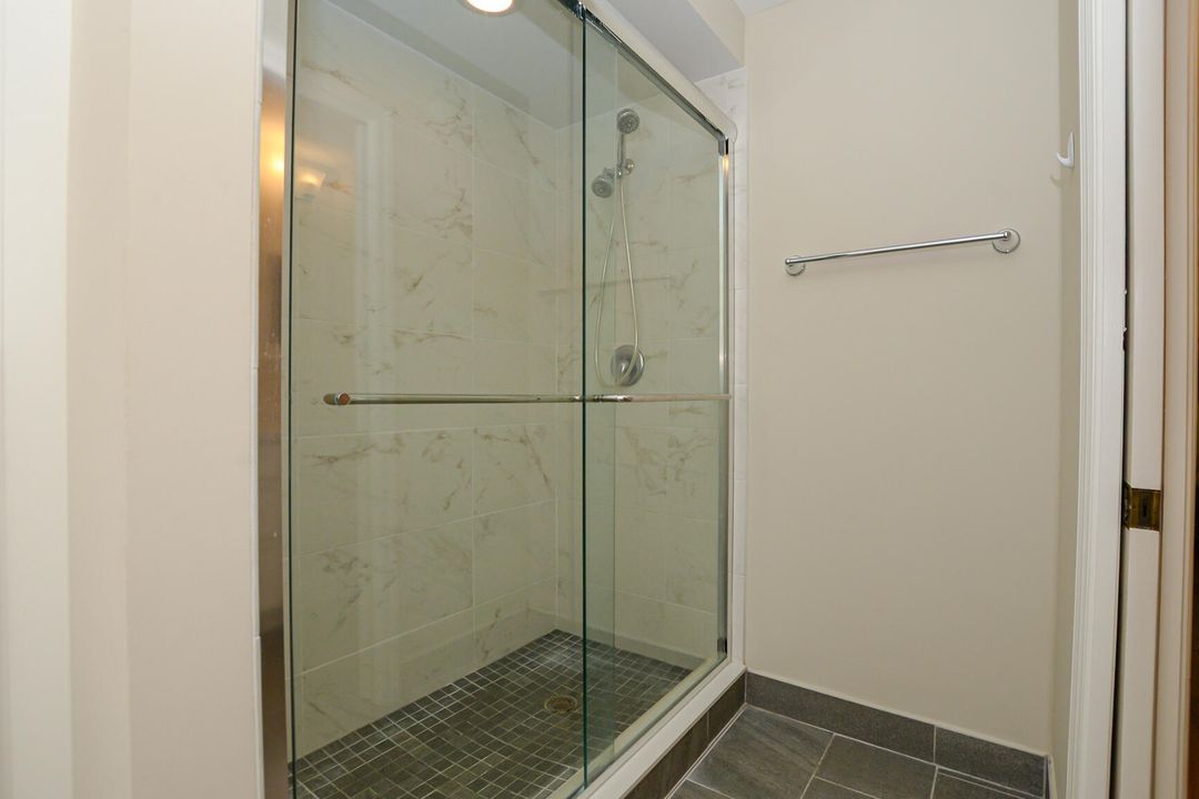 合同活跃: $325,000 (3 贝兹, 3 浴室, 1664 平方英尺)