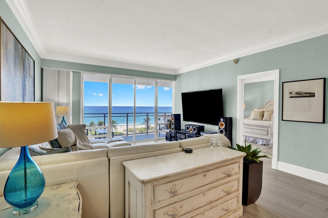 На продажу: $699,900 (2 спален, 2 ванн, 1209 Квадратных фут)