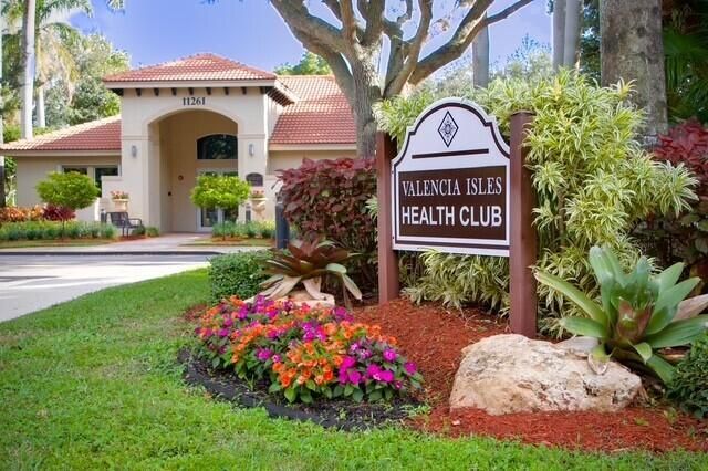 Active With Contract: $549,000 (3 beds, 2 baths, 2081 Square Feet)