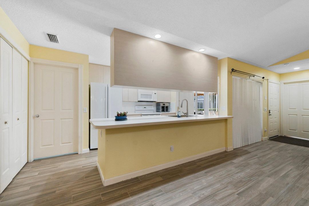 For Sale: $235,000 (2 beds, 2 baths, 1152 Square Feet)