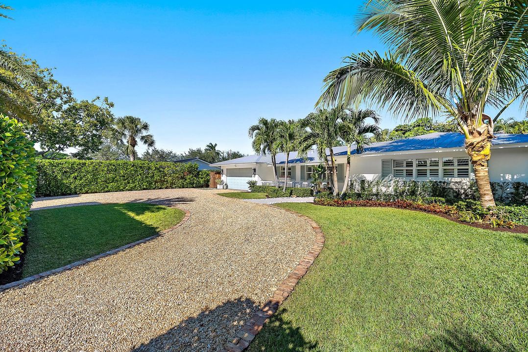 For Sale: $1,395,000 (3 beds, 2 baths, 1975 Square Feet)