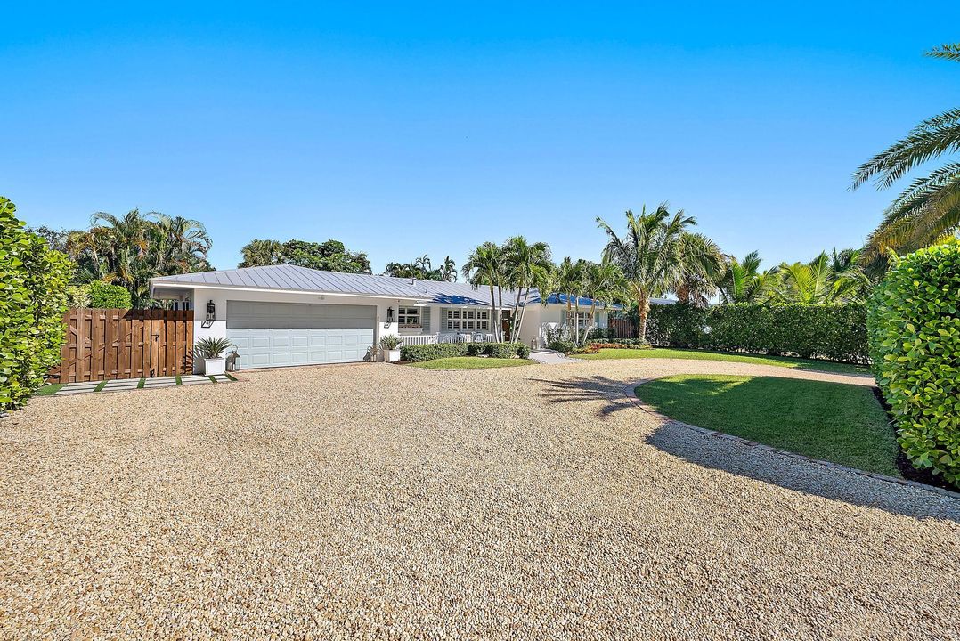 For Sale: $1,395,000 (3 beds, 2 baths, 1975 Square Feet)