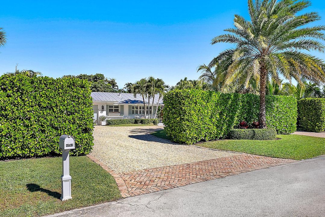 For Sale: $1,395,000 (3 beds, 2 baths, 1975 Square Feet)