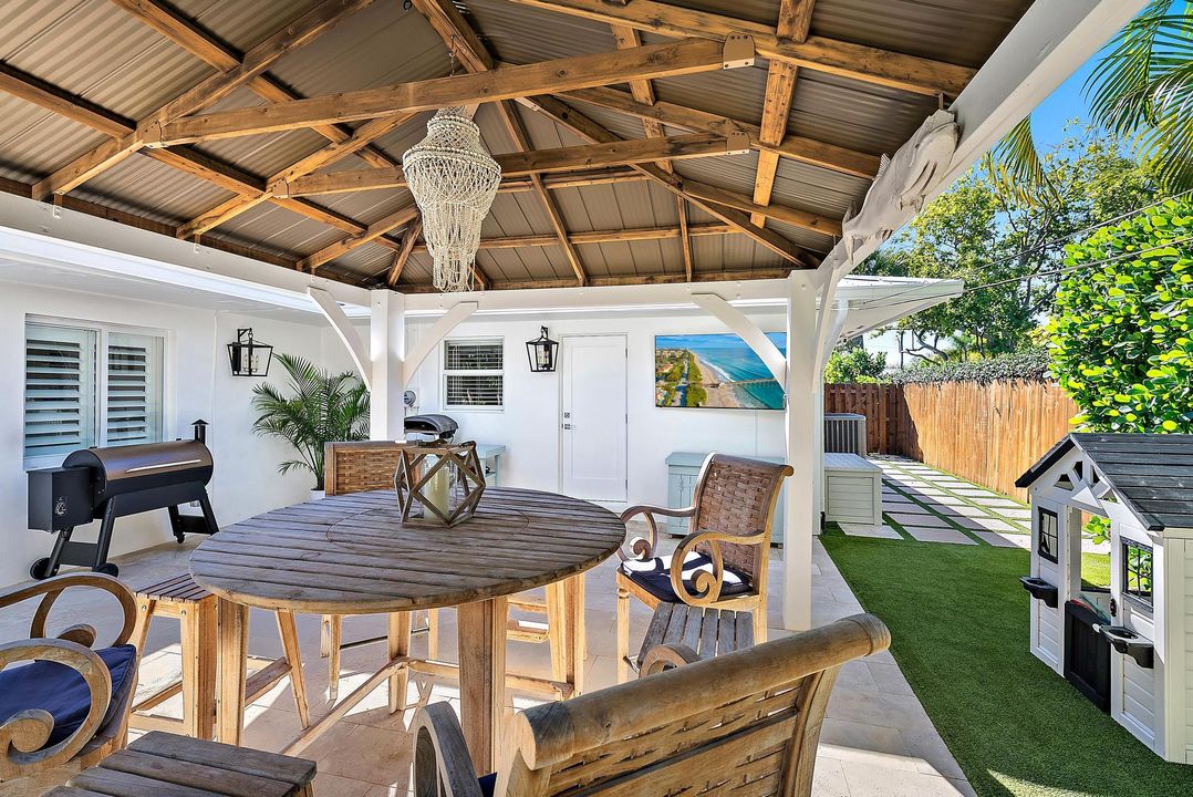 For Sale: $1,395,000 (3 beds, 2 baths, 1975 Square Feet)