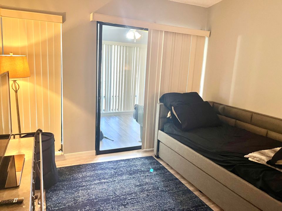 For Sale: $249,000 (2 beds, 1 baths, 1035 Square Feet)