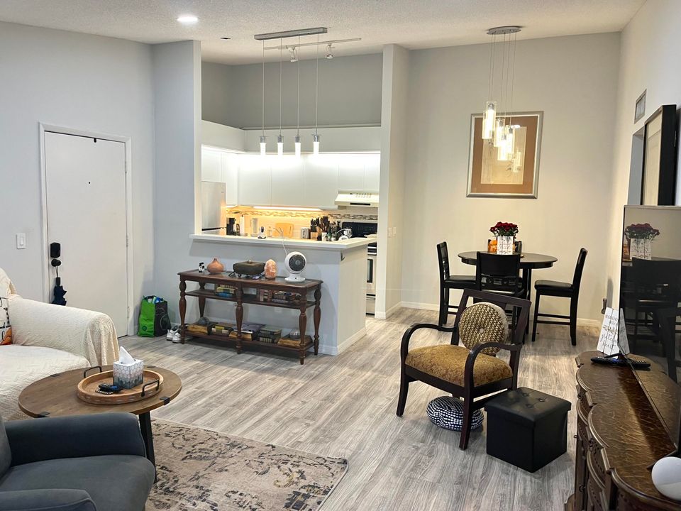 For Sale: $249,000 (2 beds, 1 baths, 1035 Square Feet)