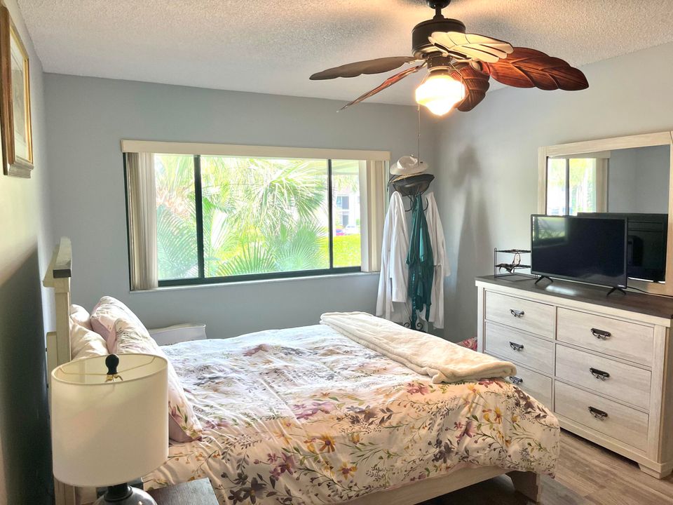 For Sale: $249,000 (2 beds, 1 baths, 1035 Square Feet)