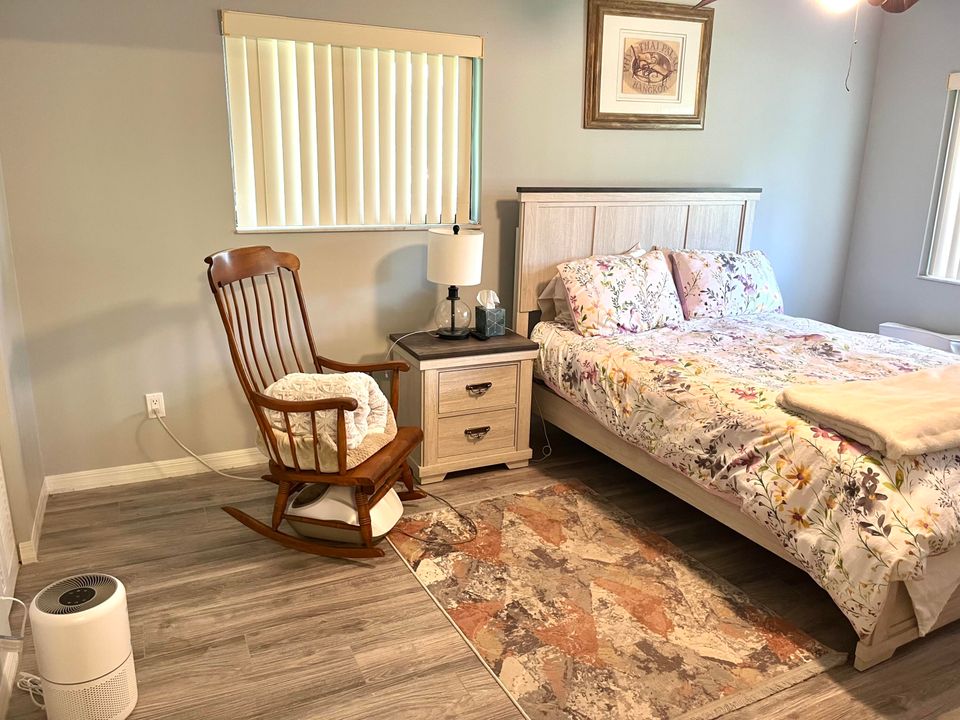 For Sale: $249,000 (2 beds, 1 baths, 1035 Square Feet)