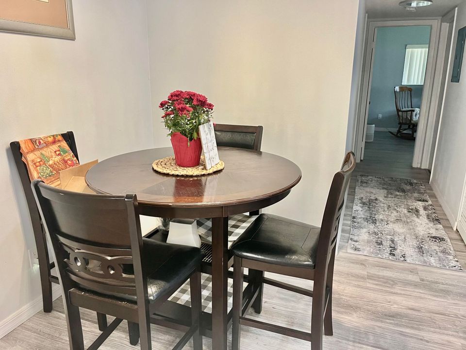 For Sale: $249,000 (2 beds, 1 baths, 1035 Square Feet)