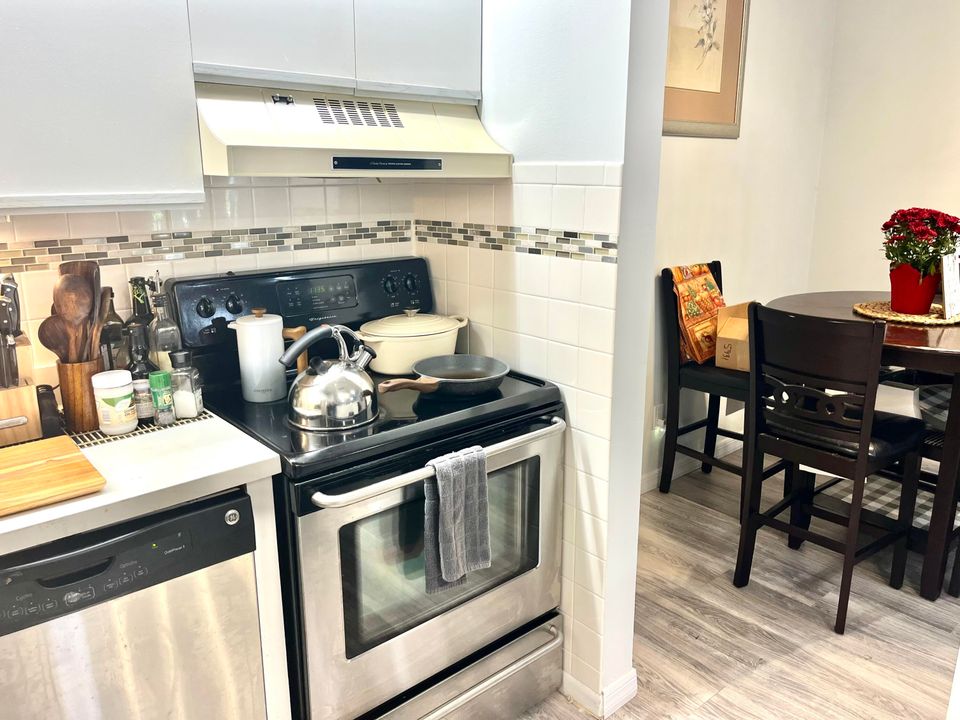 For Sale: $249,000 (2 beds, 1 baths, 1035 Square Feet)