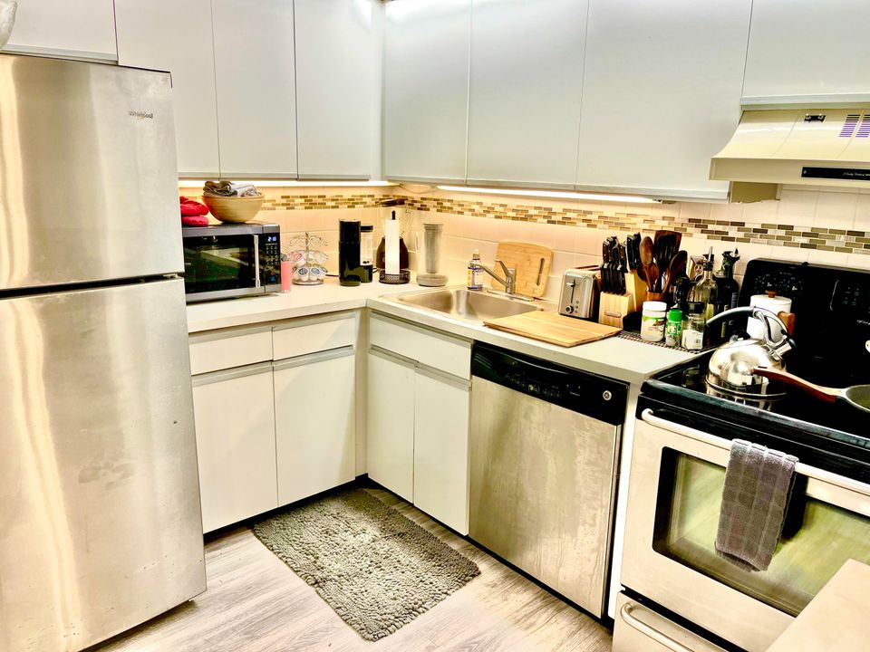 For Sale: $249,000 (2 beds, 1 baths, 1035 Square Feet)