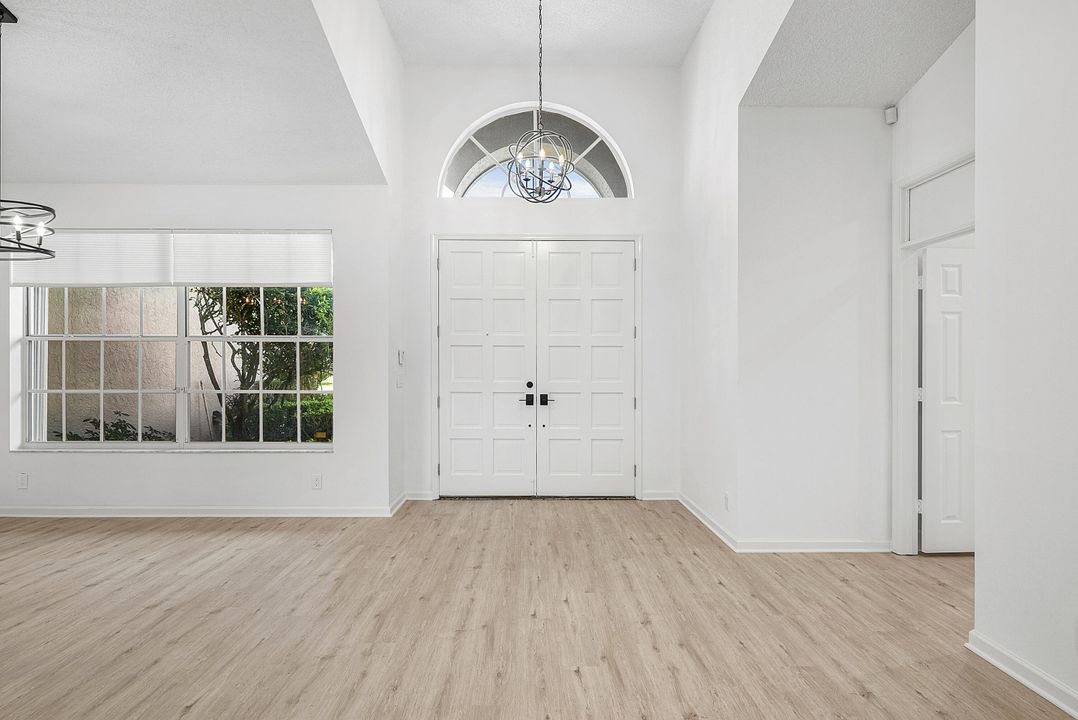 合同活跃: $480,000 (3 贝兹, 3 浴室, 2227 平方英尺)