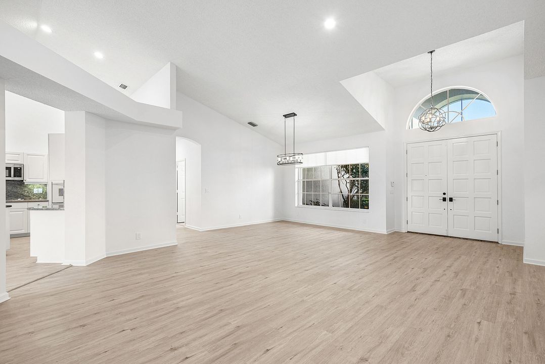 合同活跃: $480,000 (3 贝兹, 3 浴室, 2227 平方英尺)