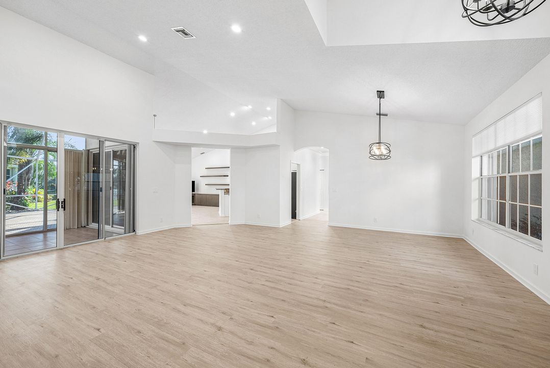 合同活跃: $480,000 (3 贝兹, 3 浴室, 2227 平方英尺)