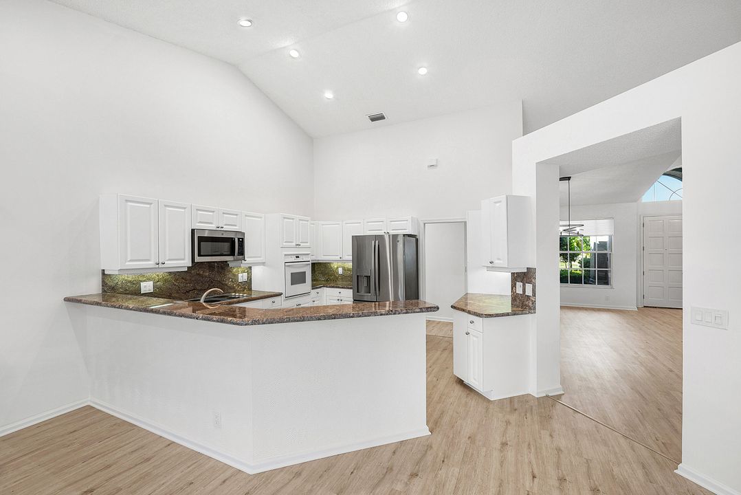 合同活跃: $480,000 (3 贝兹, 3 浴室, 2227 平方英尺)