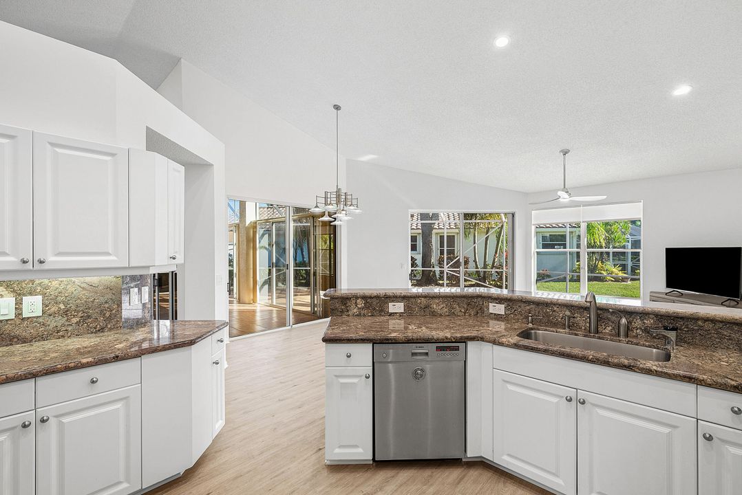 合同活跃: $480,000 (3 贝兹, 3 浴室, 2227 平方英尺)