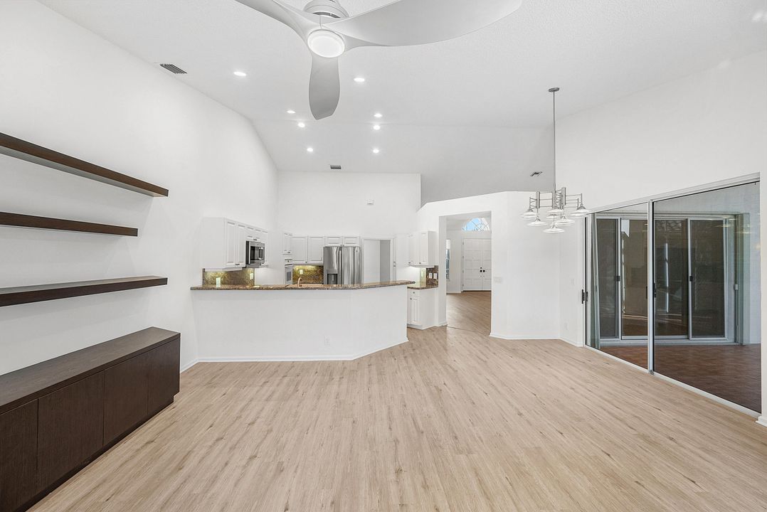 合同活跃: $480,000 (3 贝兹, 3 浴室, 2227 平方英尺)