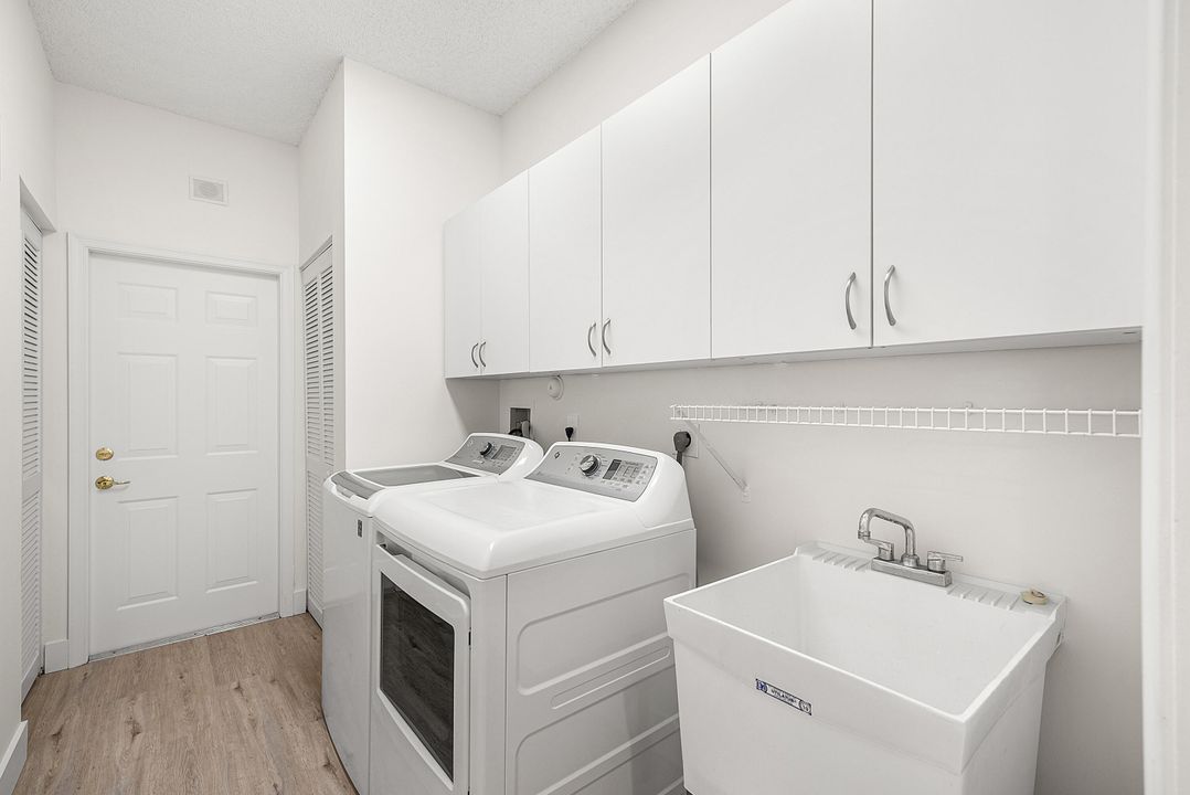 合同活跃: $480,000 (3 贝兹, 3 浴室, 2227 平方英尺)