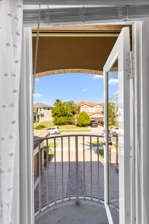 合同活跃: $699,000 (4 贝兹, 3 浴室, 3130 平方英尺)