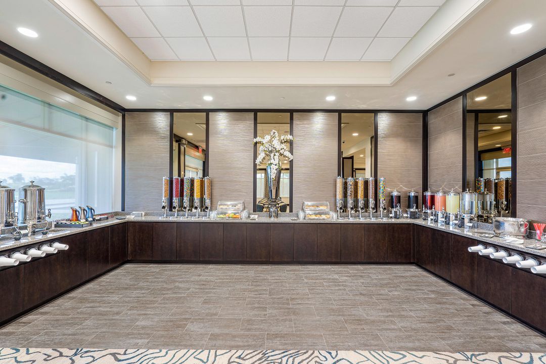 合同活跃: $480,000 (3 贝兹, 3 浴室, 2227 平方英尺)