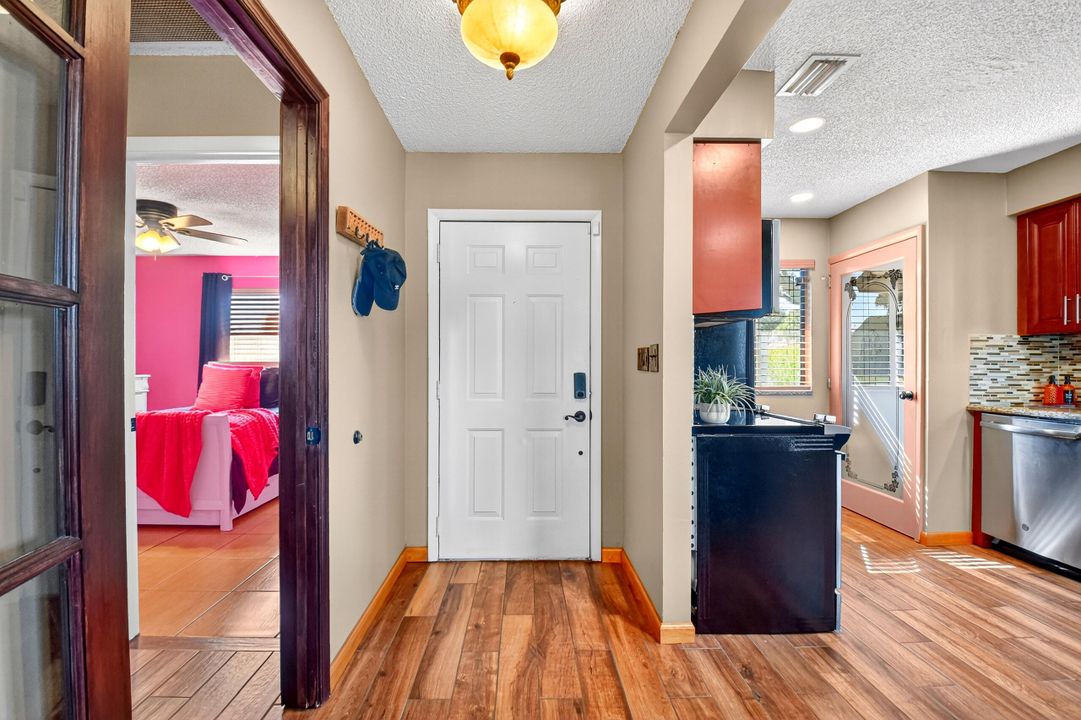 Под контрактом: $259,000 (2 спален, 2 ванн, 992 Квадратных фут)