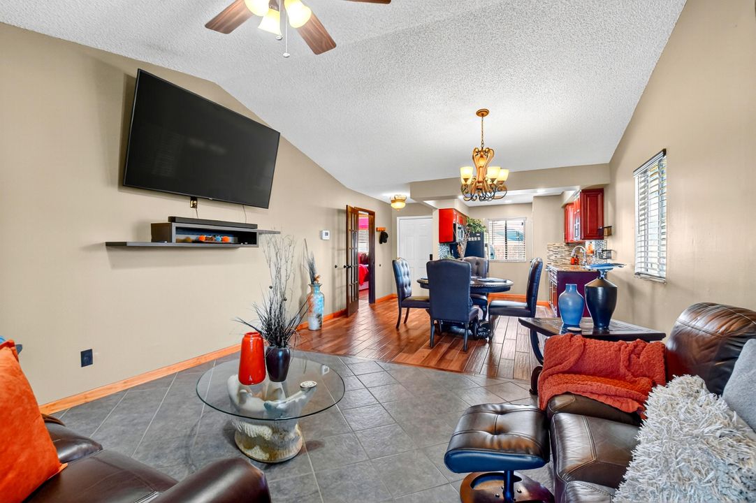 Под контрактом: $259,000 (2 спален, 2 ванн, 992 Квадратных фут)