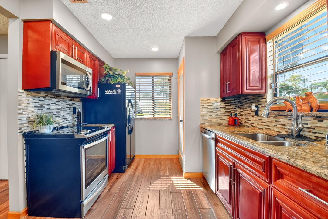 Под контрактом: $259,000 (2 спален, 2 ванн, 992 Квадратных фут)