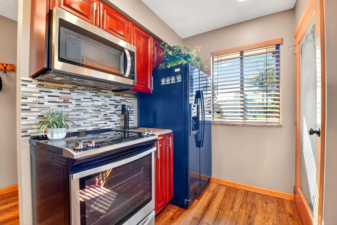 Под контрактом: $259,000 (2 спален, 2 ванн, 992 Квадратных фут)