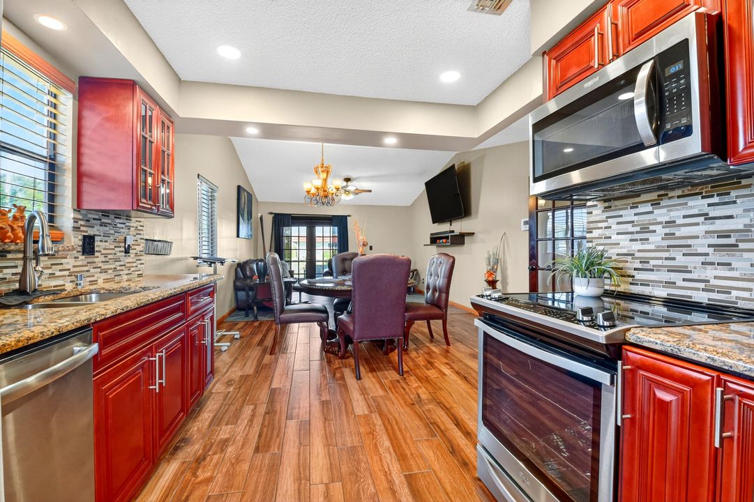 Под контрактом: $259,000 (2 спален, 2 ванн, 992 Квадратных фут)