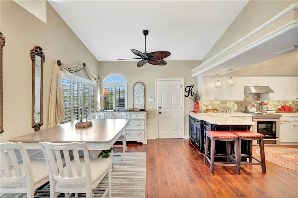 For Sale: $385,000 (3 beds, 2 baths, 1498 Square Feet)