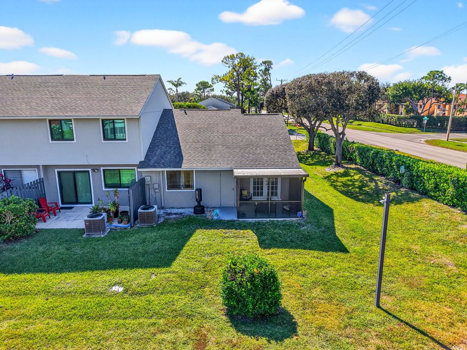 Под контрактом: $259,000 (2 спален, 2 ванн, 992 Квадратных фут)