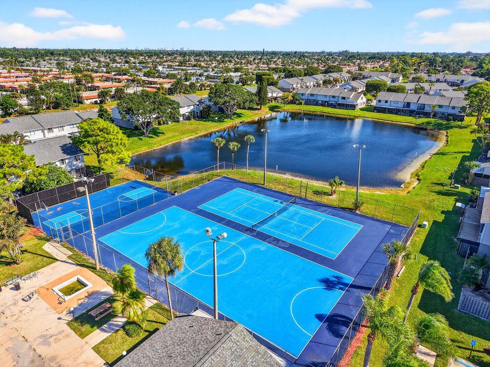 Под контрактом: $259,000 (2 спален, 2 ванн, 992 Квадратных фут)