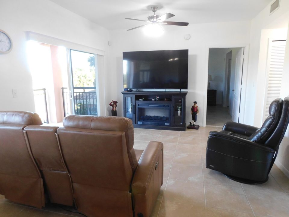 For Sale: $315,000 (3 beds, 2 baths, 1315 Square Feet)