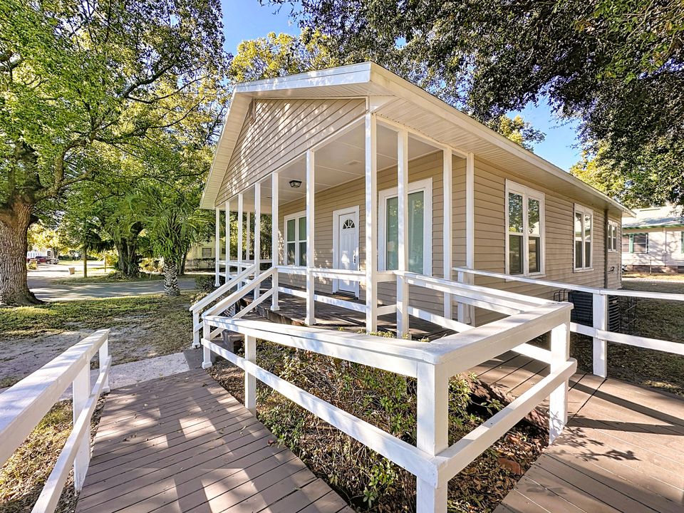 待售: $300,000 (4 贝兹, 2 浴室, 1250 平方英尺)