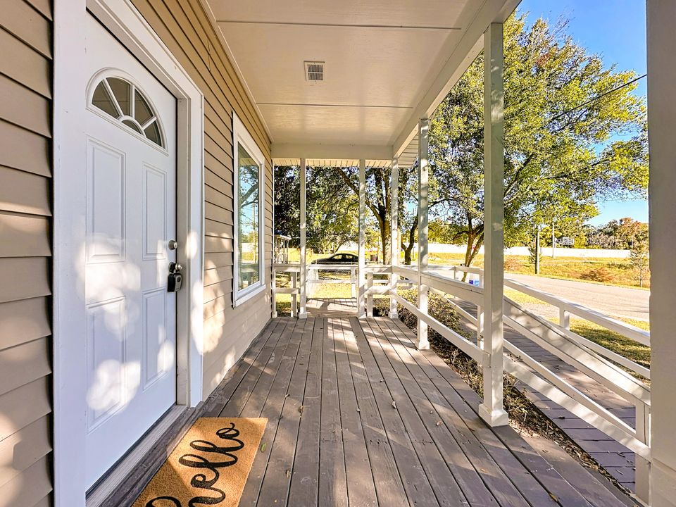 待售: $300,000 (4 贝兹, 2 浴室, 1250 平方英尺)