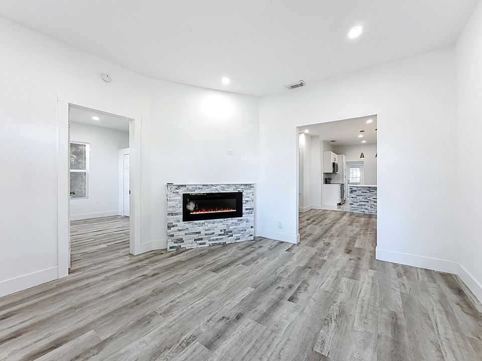 待售: $300,000 (4 贝兹, 2 浴室, 1250 平方英尺)