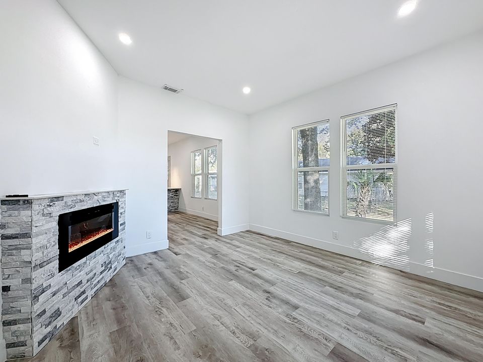 待售: $300,000 (4 贝兹, 2 浴室, 1250 平方英尺)