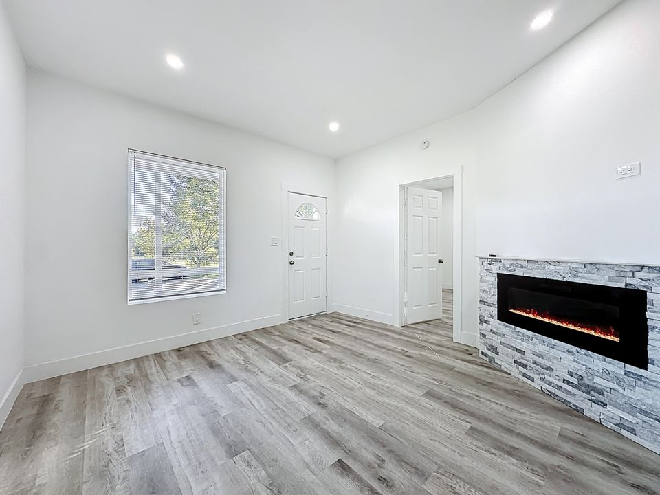 待售: $300,000 (4 贝兹, 2 浴室, 1250 平方英尺)