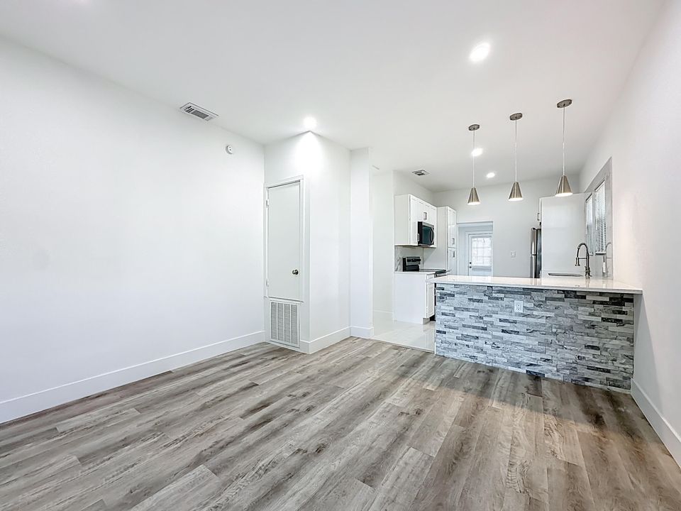 待售: $300,000 (4 贝兹, 2 浴室, 1250 平方英尺)