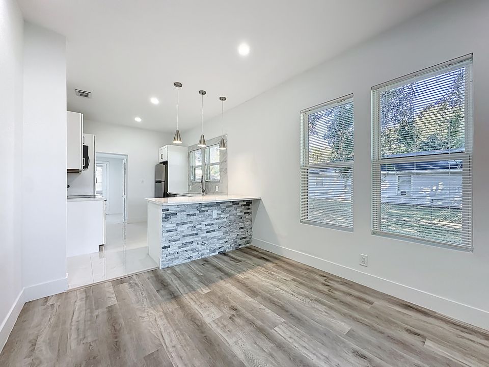 待售: $300,000 (4 贝兹, 2 浴室, 1250 平方英尺)