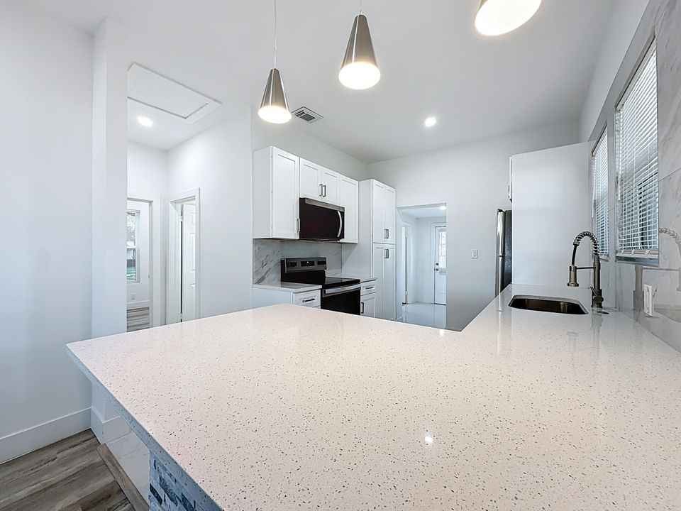 待售: $300,000 (4 贝兹, 2 浴室, 1250 平方英尺)