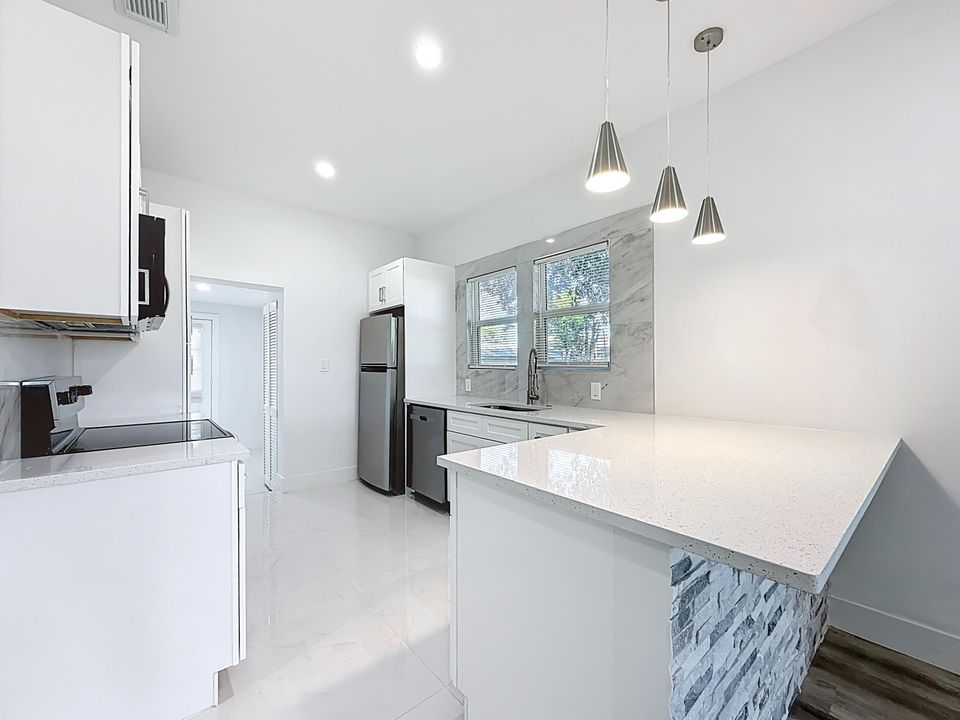 待售: $300,000 (4 贝兹, 2 浴室, 1250 平方英尺)