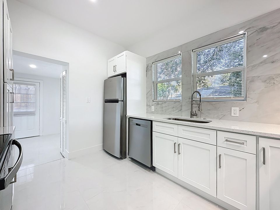 待售: $300,000 (4 贝兹, 2 浴室, 1250 平方英尺)