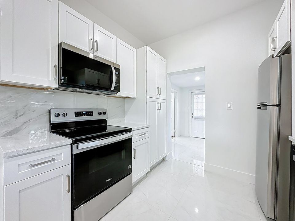 待售: $300,000 (4 贝兹, 2 浴室, 1250 平方英尺)